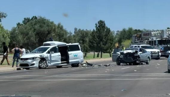 谷歌自动驾驶测试车遭遇车祸 严重受损