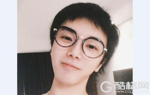 华晨宇深夜晒自拍安抚粉丝 素颜出镜笑容很温柔