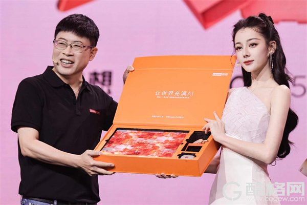 联想 moto razr 50 Ultra AI元启等手机与AI PC重磅登场