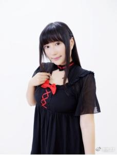 山新与配音角色关银屏
