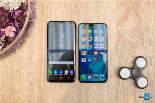 全面屏旗舰大碰撞！三星S9/iPhone X真机对比