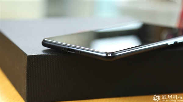 努比亚红魔游戏手机图赏：背后1680万色“跑马灯”感受下