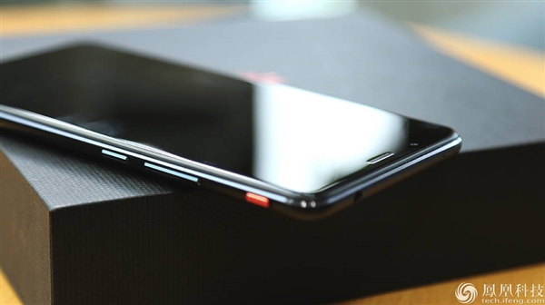 努比亚红魔游戏手机图赏：背后1680万色“跑马灯”感受下