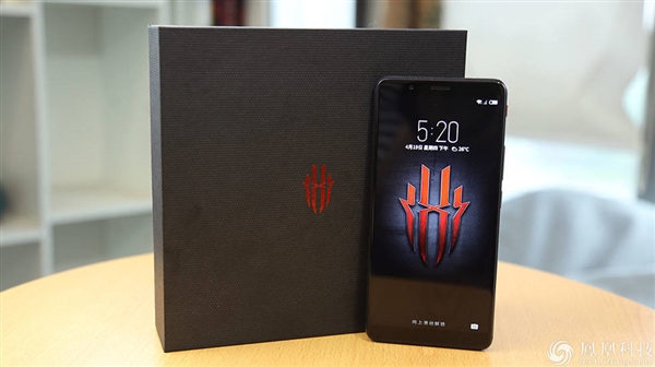 努比亚红魔游戏手机图赏：背后1680万色“跑马灯”感受下