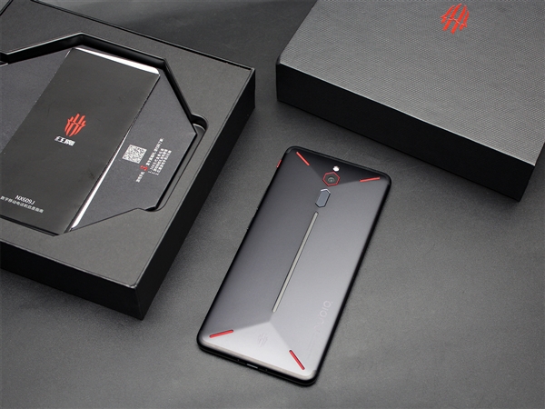 1680万色幻彩RGB灯带吸睛！努比亚红魔游戏手机开箱
