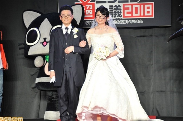 日本举办《怪物猎人》主题婚礼 新郎手举大剑切蛋糕