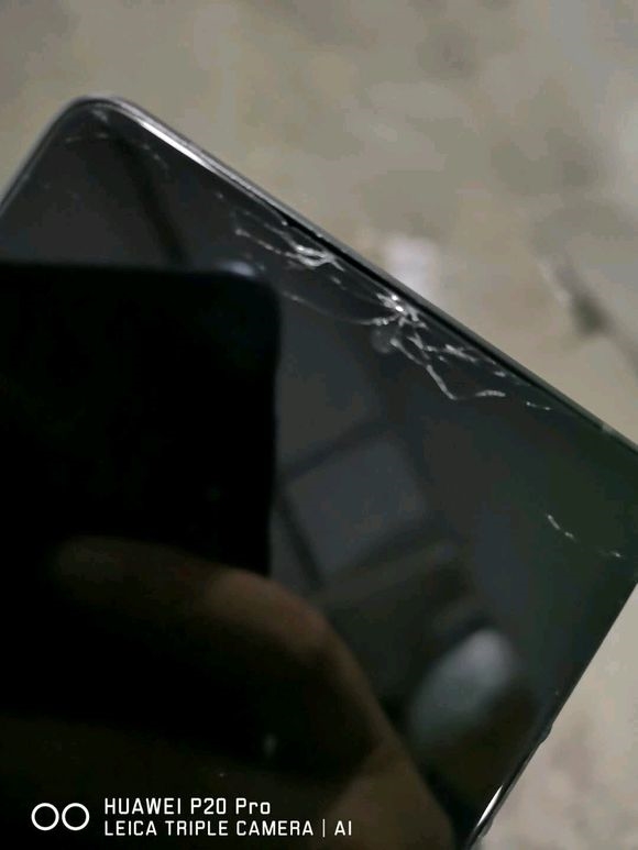 锤子坚果R1全球首摔：距离地面20公分跌落屏幕碎裂