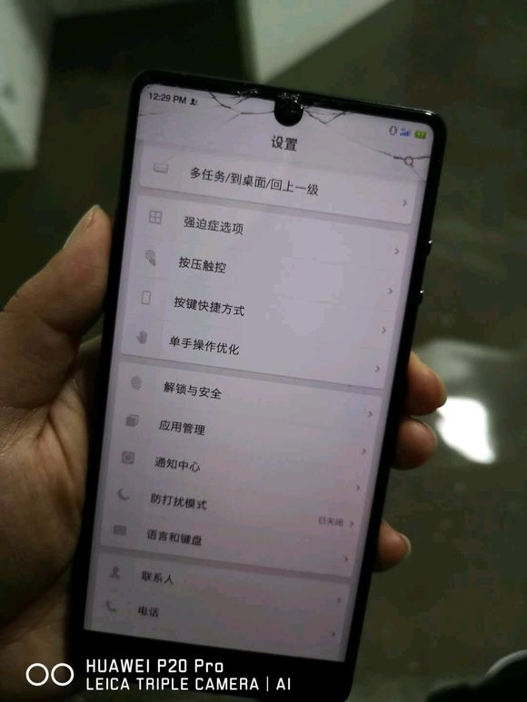 锤子坚果R1全球首摔：距离地面20公分跌落屏幕碎裂