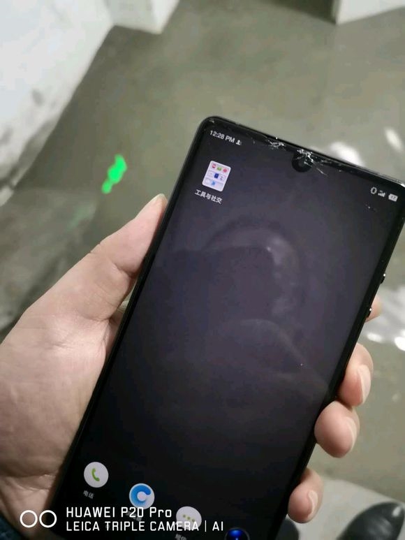 锤子坚果R1全球首摔：距离地面20公分跌落屏幕碎裂