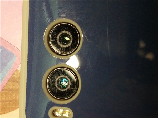 锤子坚果R1被曝摄像头大面积刮花 官方：免费更换