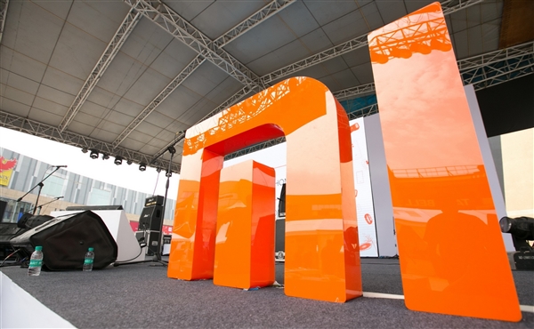 小米8就长这样？小米两款新机前面板谍照曝光：刘海屏/窄下巴