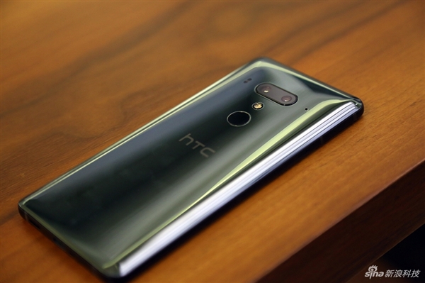 HTC U12+图赏：3D水漾玻璃颜值出众