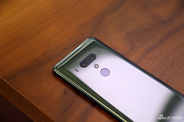 HTC U12+图赏：3D水漾玻璃颜值出众