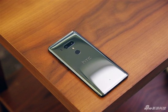 HTC U12+图赏：3D水漾玻璃颜值出众