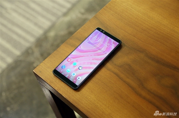 HTC U12+图赏：3D水漾玻璃颜值出众
