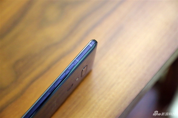 HTC U12+图赏：3D水漾玻璃颜值出众