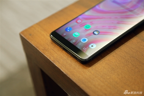 HTC U12+图赏：3D水漾玻璃颜值出众