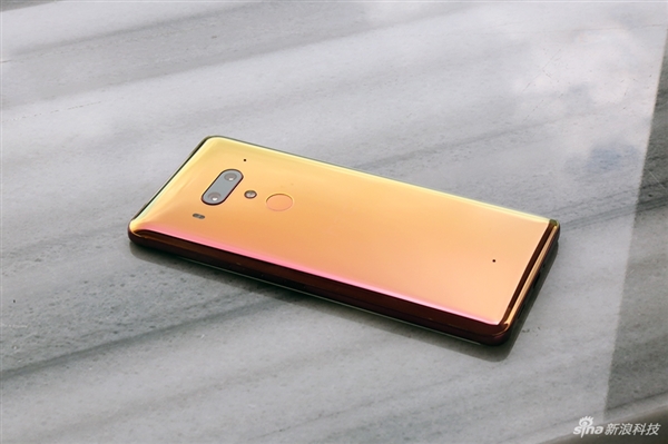 HTC U12+图赏：3D水漾玻璃颜值出众