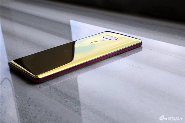 HTC U12+图赏：3D水漾玻璃颜值出众