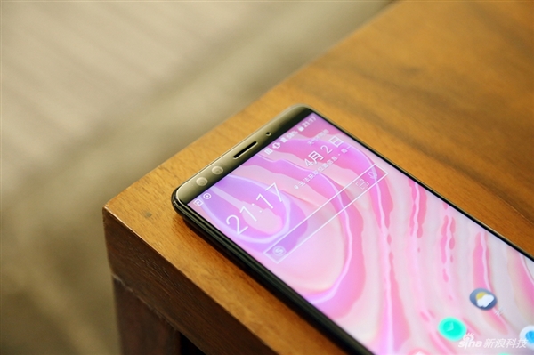 HTC U12+图赏：3D水漾玻璃颜值出众