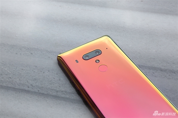 HTC U12+图赏：3D水漾玻璃颜值出众