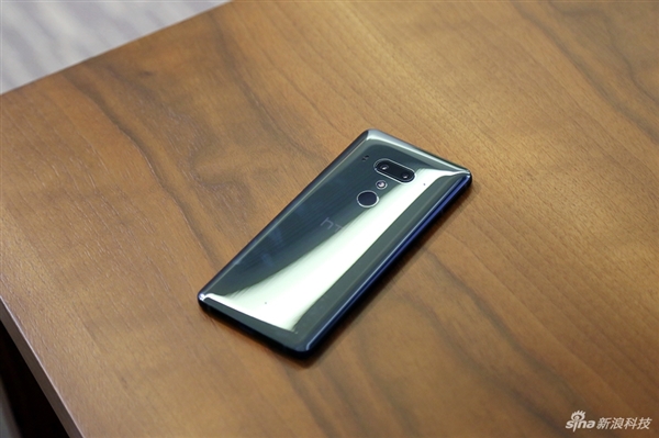HTC U12+图赏：3D水漾玻璃颜值出众