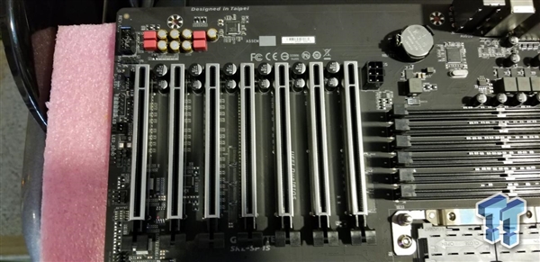 “镇压”Intel 28核新处理器的主板长这样：28相供电+4风扇