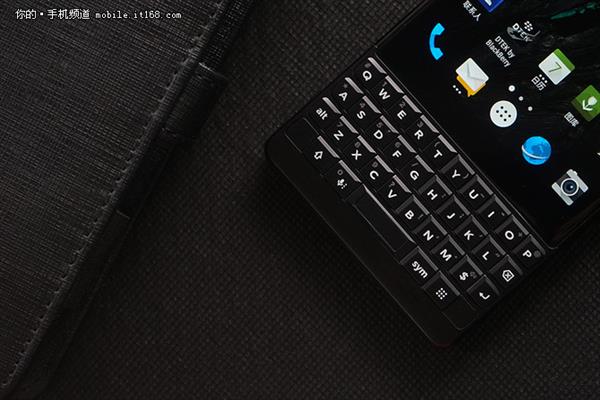 经典全键盘再添新功能 黑莓KEY2上手