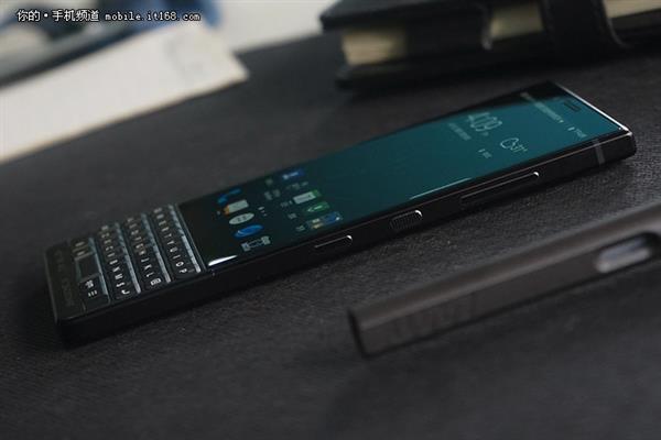经典全键盘再添新功能 黑莓KEY2上手
