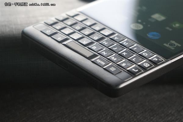 经典全键盘再添新功能 黑莓KEY2上手