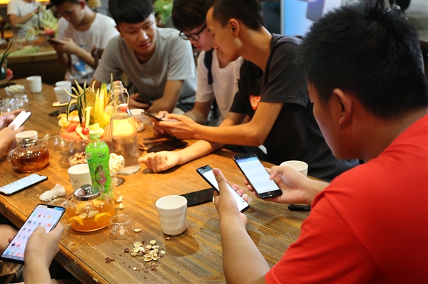 一加手机举办郑州线下体验会：吃鸡农药玩不停