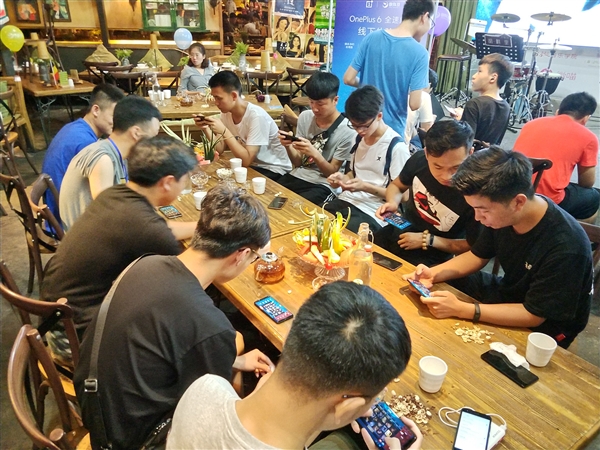 一加手机举办郑州线下体验会：吃鸡农药玩不停