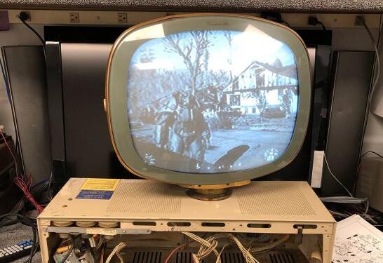 50年代古董电视玩《辐射4》 满满废土气息