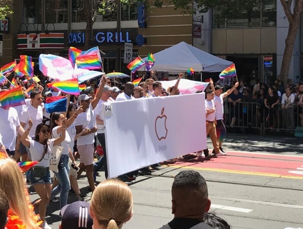 库克力挺同性恋游行日：苹果众多员工参与其中