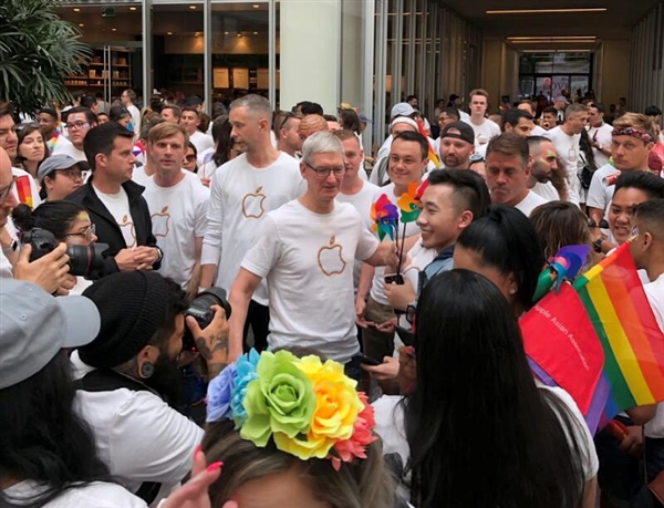 库克力挺同性恋游行日：苹果众多员工参与其中