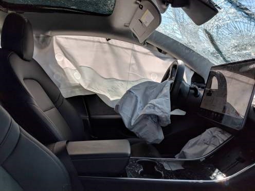 安全性侧目！特斯拉Model 3高速上撞车侧翻：司机仅轻伤