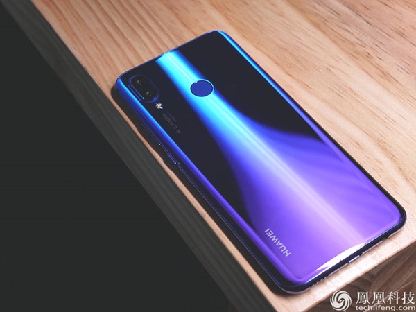 华为nova 3图赏：3D曲面玻璃颜值赞