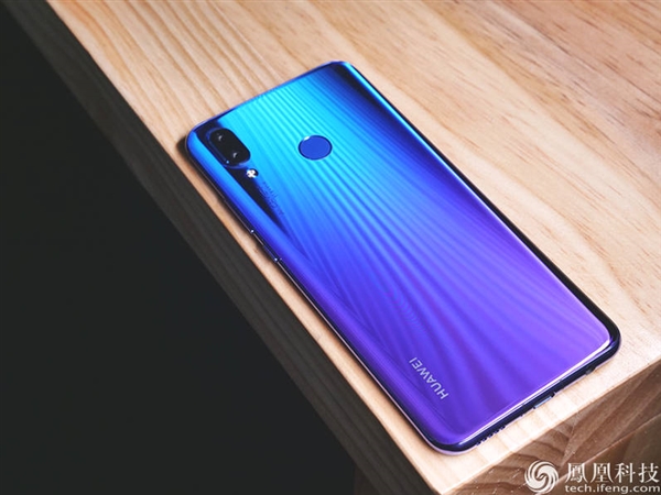 华为nova 3图赏：3D曲面玻璃颜值赞