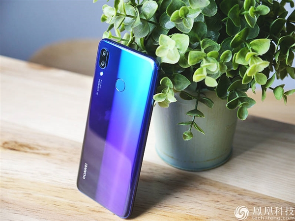 华为nova 3图赏：3D曲面玻璃颜值赞