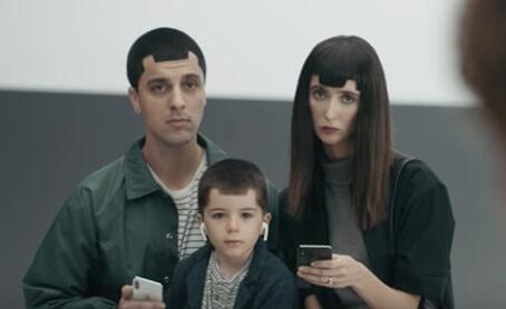 三星发广告嘲笑iPhone X：有刘海、插不了内存卡