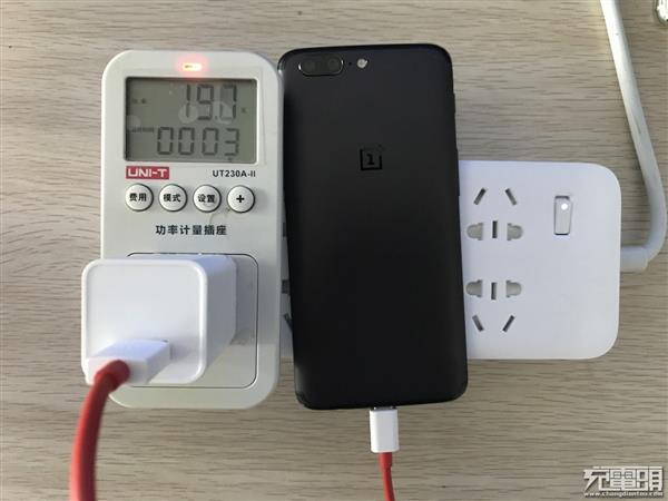 拼多多只花20元买到所谓OPPO 20W闪充头：拆解后要命了