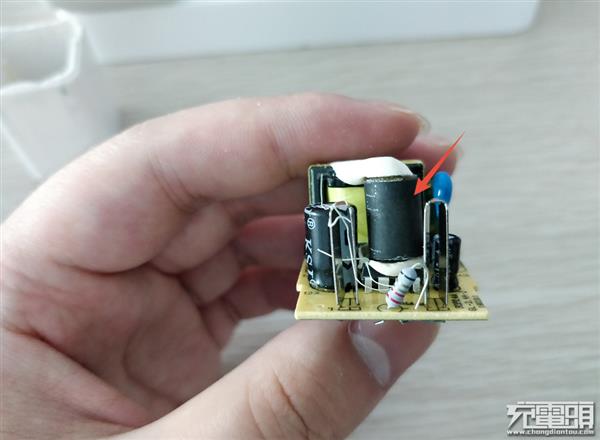 拼多多只花20元买到所谓OPPO 20W闪充头：拆解后要命了
