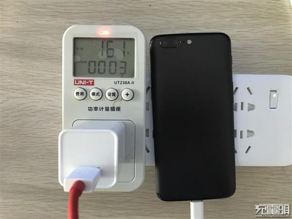 拼多多只花20元买到所谓OPPO 20W闪充头：拆解后要命了