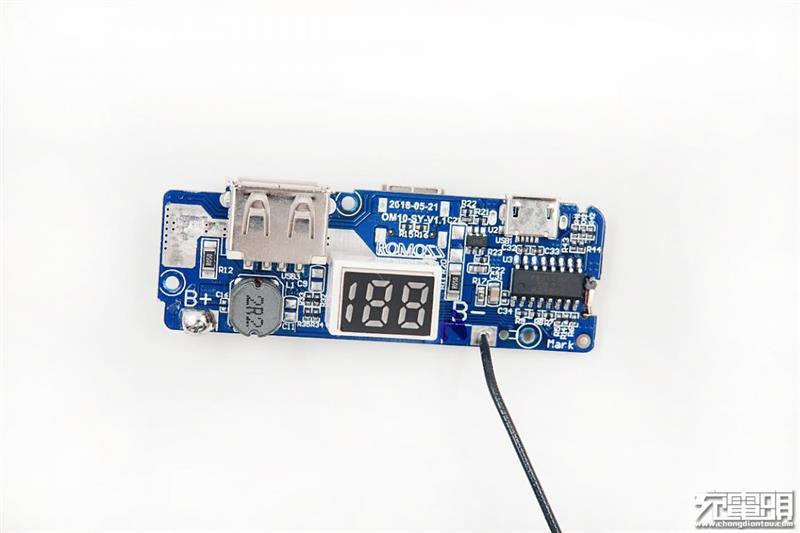 国产20650电芯正式登场 罗马仕OM10移动电源拆解