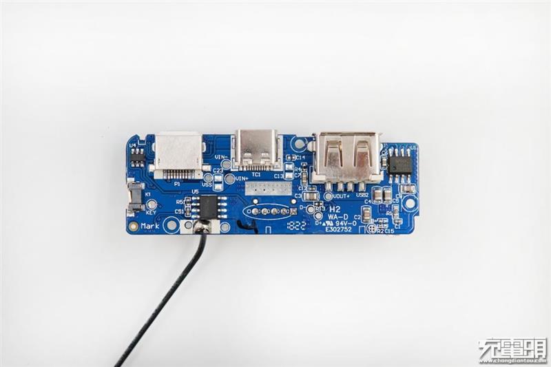 国产20650电芯正式登场 罗马仕OM10移动电源拆解