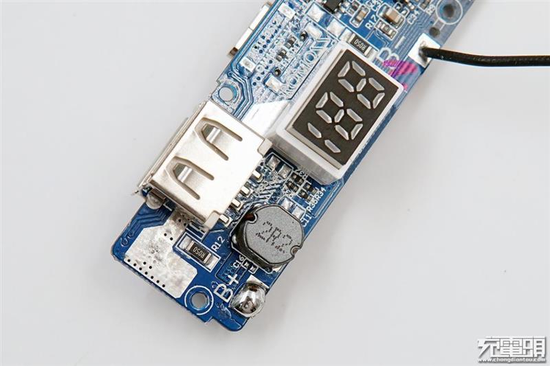 国产20650电芯正式登场 罗马仕OM10移动电源拆解