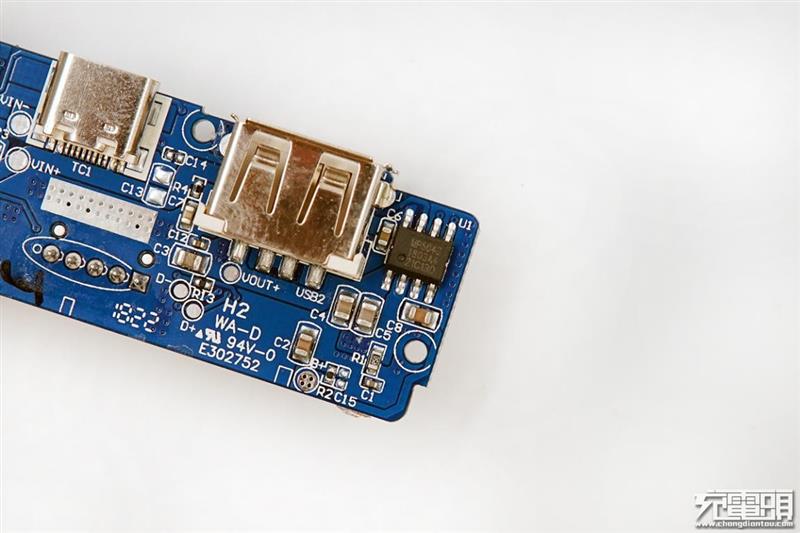 国产20650电芯正式登场 罗马仕OM10移动电源拆解