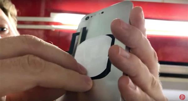 会玩：歪果仁给iPhone 7加装了无线充电