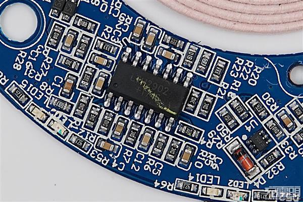 巨头对决：AT&T与Verizon无线充电器拆解对比