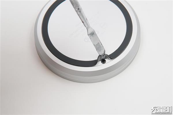 巨头对决：AT&T与Verizon无线充电器拆解对比